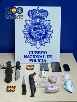 Dos detenidos por llevar droga y dos grandes cuchillos en un coche en Parla