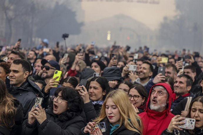 Varias personas observan la mascletà, a 17 de marzo de 2025, en València, Comunidad Valenciana (España).