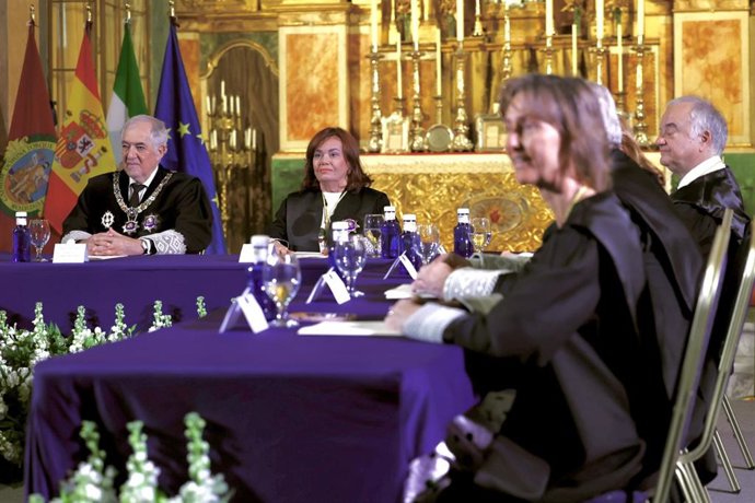 El presidente del Tribunal Constitucional, Cándido Conde-Pumpido (i),y  el vicepresidenta del Tribunal Constitucional, Inmaculada Montalbán Huertas (d),  durante el Pleno jurisdiccional extraordinario del Tribunal Constitucional en Cádiz.