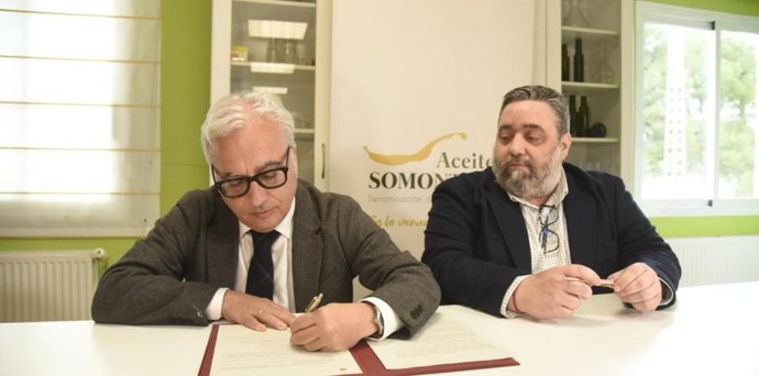 El consejero de Agricultura, Ganadería y Alimentación, Javier Rincón, firma la Orden por la que se otorga la PNT a Aceite del Somontano.