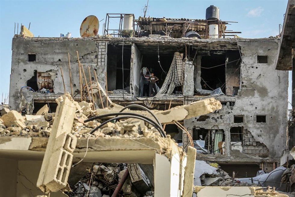 Palestinos en un edificio destruido en Jan Yunis a causa de los bombardeos del Ejército de Israel contra la Franja de Gaza