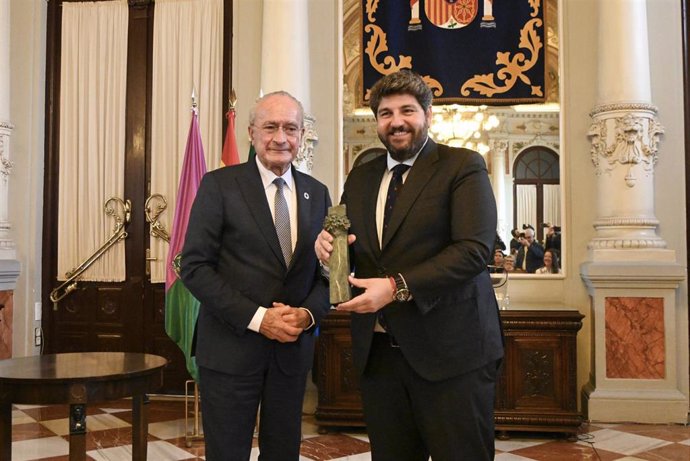 El presidente de la Región de Murcia, Fernando López Miras, recoge la Biznaga Territorio de Honor del Festival de Málaga 2025