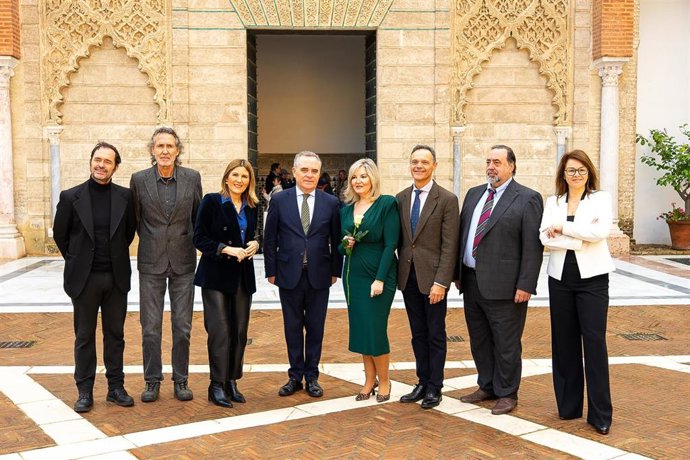 Foto de familia de la presentación de la ópera 'Magallanes, no hay rosas sin espinas', que revive la Primera Vuelta al Mundo, en el Patio de la Montería del Alcázar.