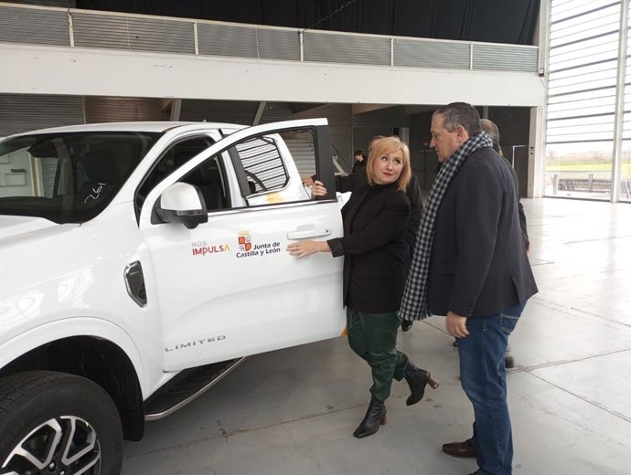 La consejera de Industria, Comercio y Empleo de la Junta de Castilla y León, Leticia García, en Ifeza (Zamora), junto al presidente de la Diputación Provincial, Javier Faúndez.