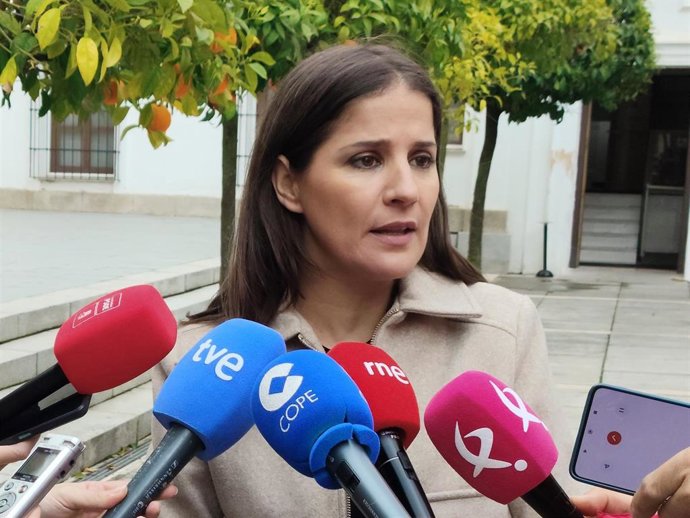 La portavoz del PSOE extremeño, Isabel Gil Rosiña, en declaraciones a los medios de comunicación.