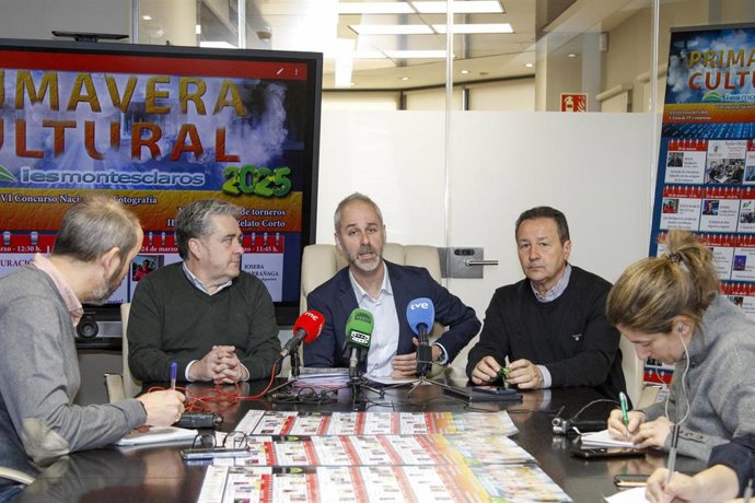 Presentación de la ‘Primavera Cultural’ del IES Montesclaros de Reinosa. En la imagen, el consejero de Educación, Sergio Silva; el alcalde de Reinosa, José Luis López Vielba, y el director del instituto, Norberto García