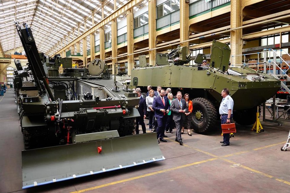Archivo - La ministra de Defensa, Margarita Robles, y el presidente del Principado en funciones, Adrián Barbón, durante una visita a la fábrica de Santa Bárbara Sistemas en Trubia, a 30 de junio de 2023, en Turbia, Asturias (España). La ministra visita 