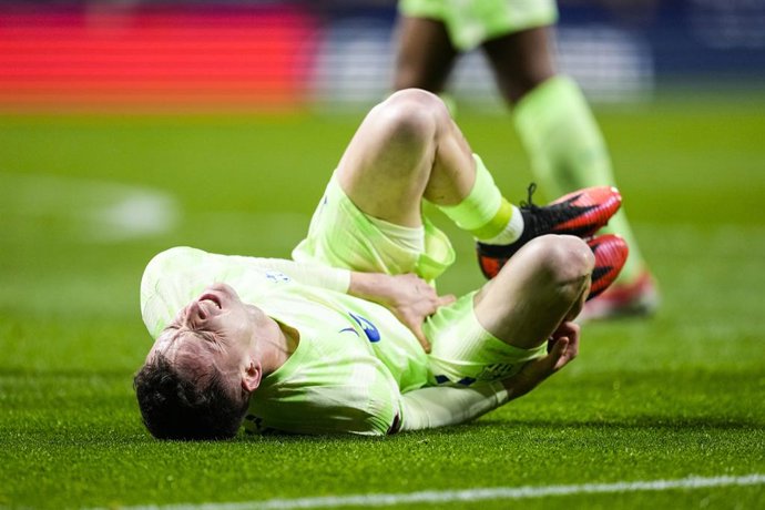 Marc Casado, do FC Barcelona, lamenta durante a partida de futebol da Liga Espanhola, LaLiga EA Sports, disputada entre o Atlético de Madri e o FC Barcelona no estádio Riyadh Air Metropolitano em 16 de março de 2025, em Madri, Espanha.