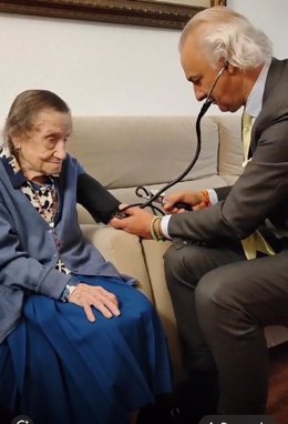 Angelina Torres cumple 112 años con el Dr. Manuel de la Peña