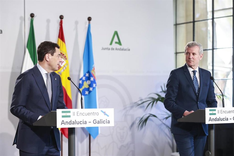 El presidente de la Junta de Andalucía, Juanma Moreno, (i) junto al presidente de la Xunta de Galicia, Alfonso Rueda, (d) durante el II Encuentro entre ambas comunidades entre Andalucía y Galicia en el Palacio de San Telmo, a 18 de marzo de 2025 en Sevi