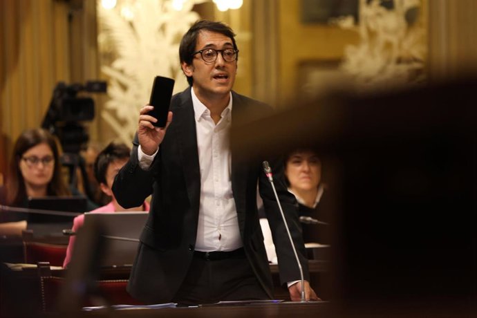 Archivo - La diputada del PSOE Iago Negueruela.