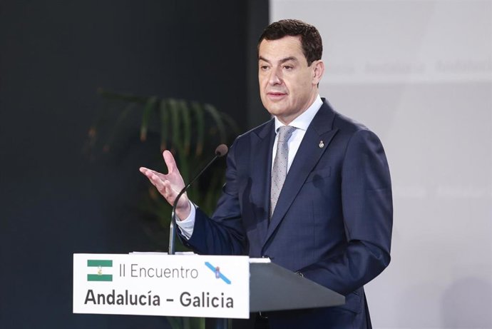 El presidente de la Junta de Andalucía, Juanma Moreno,  este martes durante su comparecencia informativa conjunta con el presidente de la Xunta de Galicia, Alfonso Rueda. 