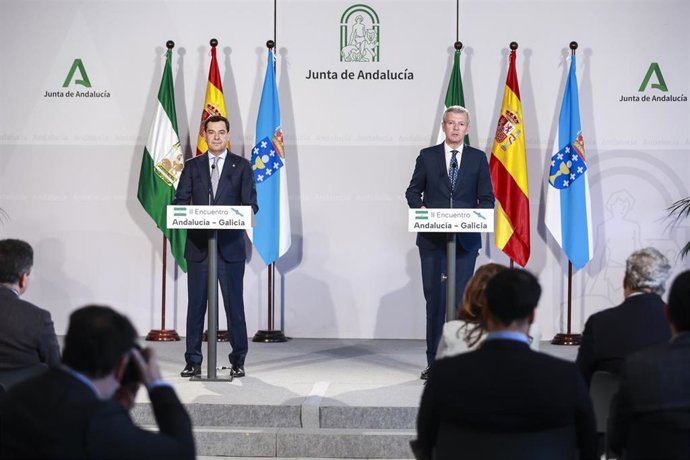 El presidente de la Junta de Andalucía, Juanma Moreno, (i) junto al presidente de la Xunta de Galicia, Alfonso Rueda, (d) durante el II Encuentro entre ambas comunidades entre Andalucía y Galicia en el Palacio de San Telmo, a 18 de marzo de 2025 en Sevill