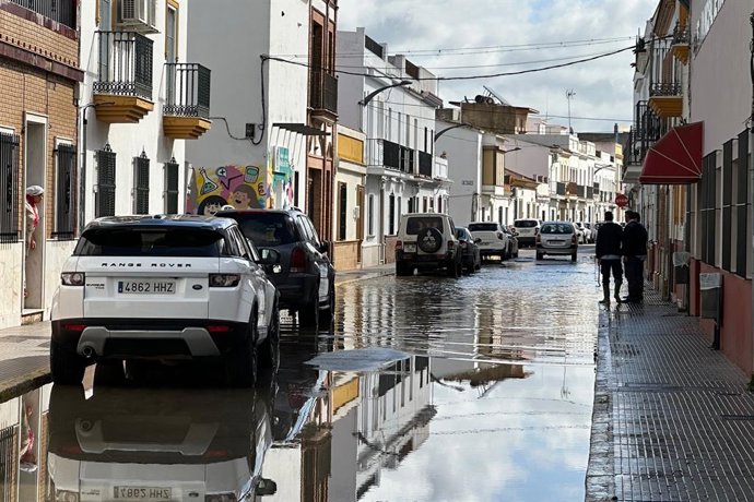Calle de San Juan del Puerto (Huelva) inundada por la borrasca Laurence.