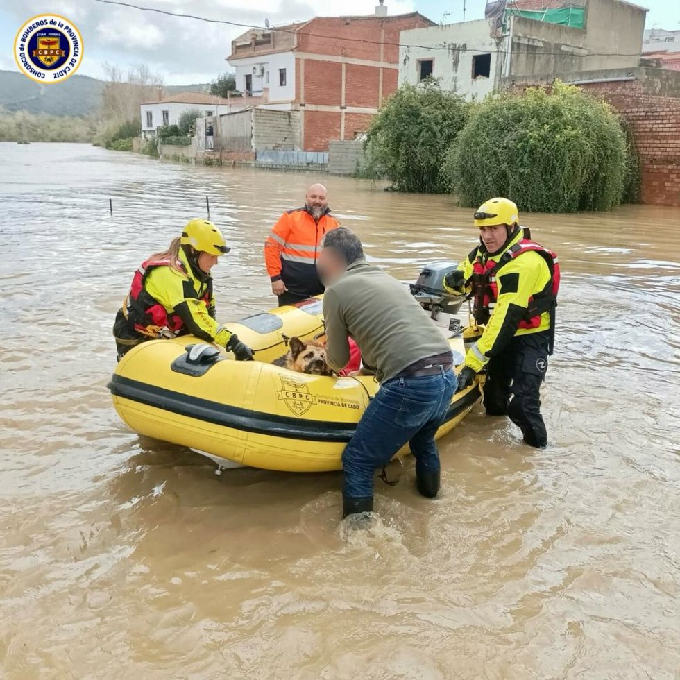 Rescate de personas en San Martín del Tesorillo por la crecida de los ríos Guadiaro y Hortanganza