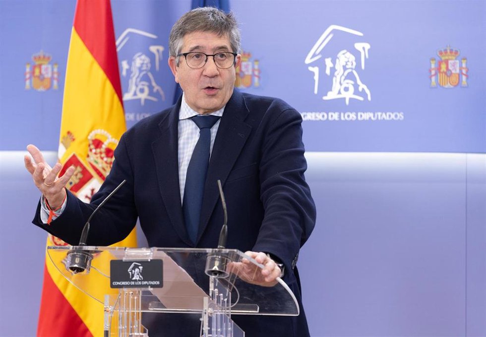 El portavoz del PSOE en el Congreso, Patxi López, durante una rueda de prensa posterior a la Junta de Portavoces, en el Congreso de los Diputados, a 18 de marzo de 2025, en Madrid (España).