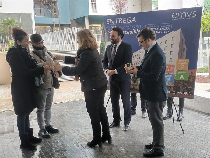 El Ayuntamiento de Madrid entrega otras 77 viviendas en Ecobarrio de Vallecas y critica "escasito" porcentaje aportado por el Estado