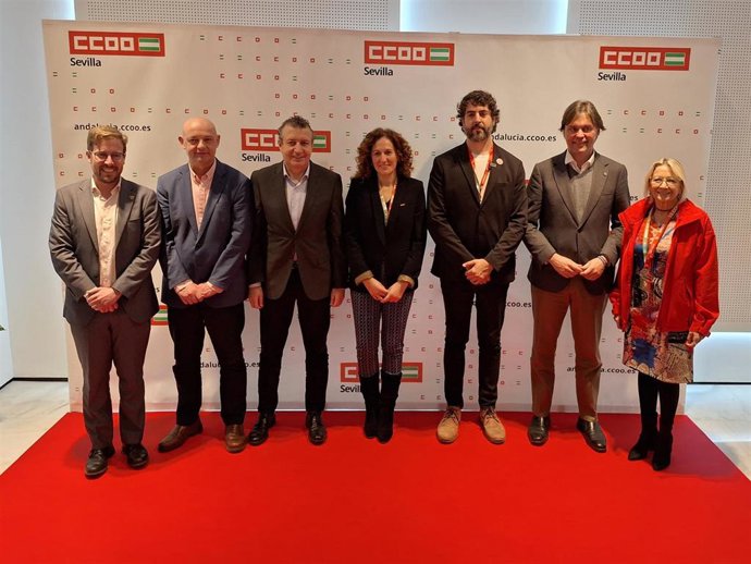 Foto de familia en el 15 Congreso de CCOO Sevilla, con el presidente de la Diputación y el secretario general saliente acompañando a la secretaria general del sindicato en Andalucía.