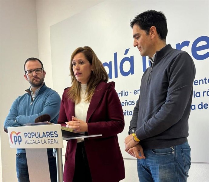 La diputada provincial del PP Mercedes Flores, junto al parlamentario Juanma Marchal y el alcalde de Alcalá la Real, Marino Aguilera.