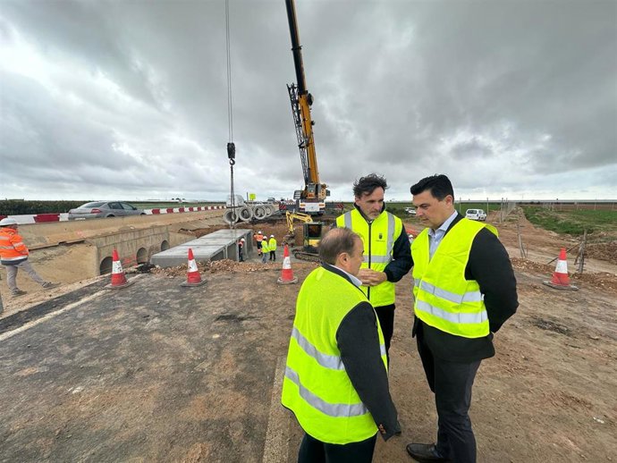El consejero de Fomento e Infraestructuras, Jorge García Montoro, acompañado del alcalde de San Javier, José Miguel Luengo, durante la colocación de los marcos para mejorar el drenaje en la autovía del Mar Menor