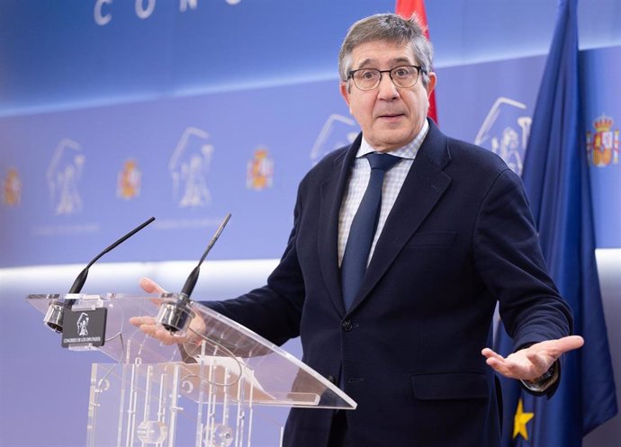 El portavoz del PSOE en el Congreso, Patxi López, durante una rueda de prensa posterior a la Junta de Portavoces, en el Congreso de los Diputados, a 18 de marzo de 2025, en Madrid (España).