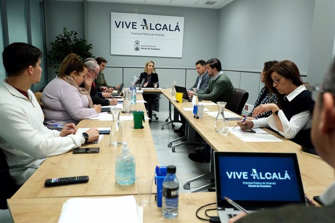 Consejo de Administración de la empresa municipal de vivienda de Alcalá, presidido por la alcaldesa, Ana Isabel Jiménez.