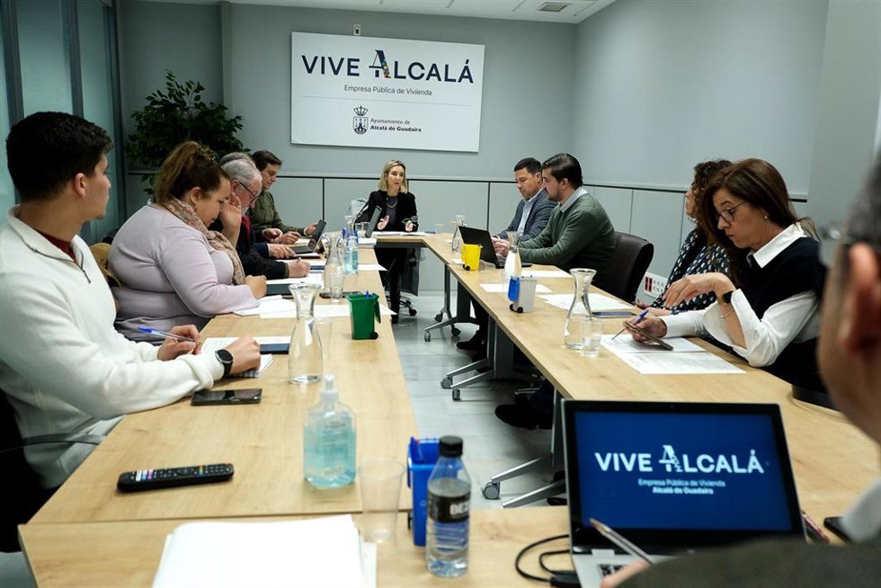 Consejo de Administración de la empresa municipal de vivienda de Alcalá, presidido por la alcaldesa, Ana Isabel Jiménez.