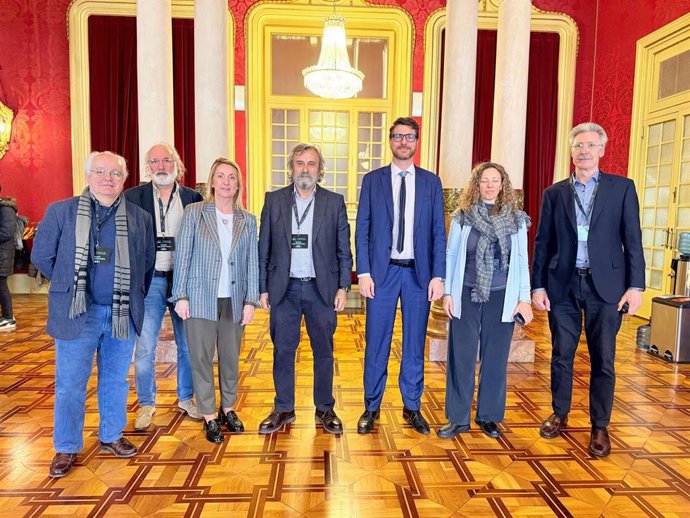 Diputados del PP con representantes de Simebal en el pleno del Parlament.