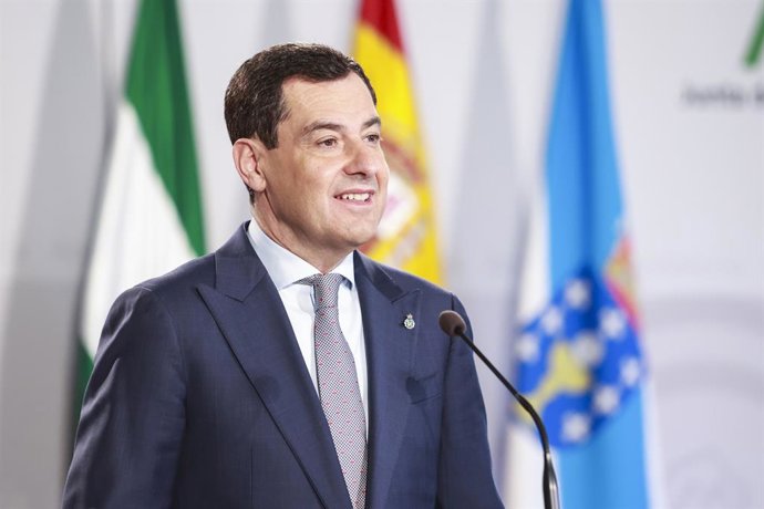 El presidente de la Junta de Andalucía, Juanma Moreno, durante el II Encuentro entre ambas comunidades entre Andalucía y Galicia en el Palacio de San Telmo, a 18 de marzo de 2025 en Sevilla (Andalucía, España). El presidente de la Junta de Andalucía, Juan