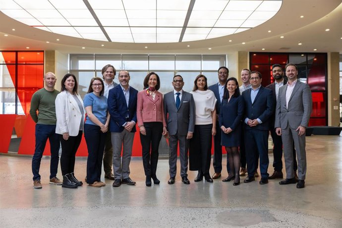 En el centro, la sexta persona empezando por la izquierda, la presidenta de Banco Santander, Ana Botín.