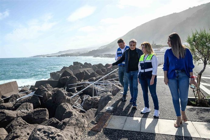 El alcalde de Garachico, José Heriberto González, y la presidenta del Cabildo, Rosa Dávila, visitan las zonas dañadas por el oleaje