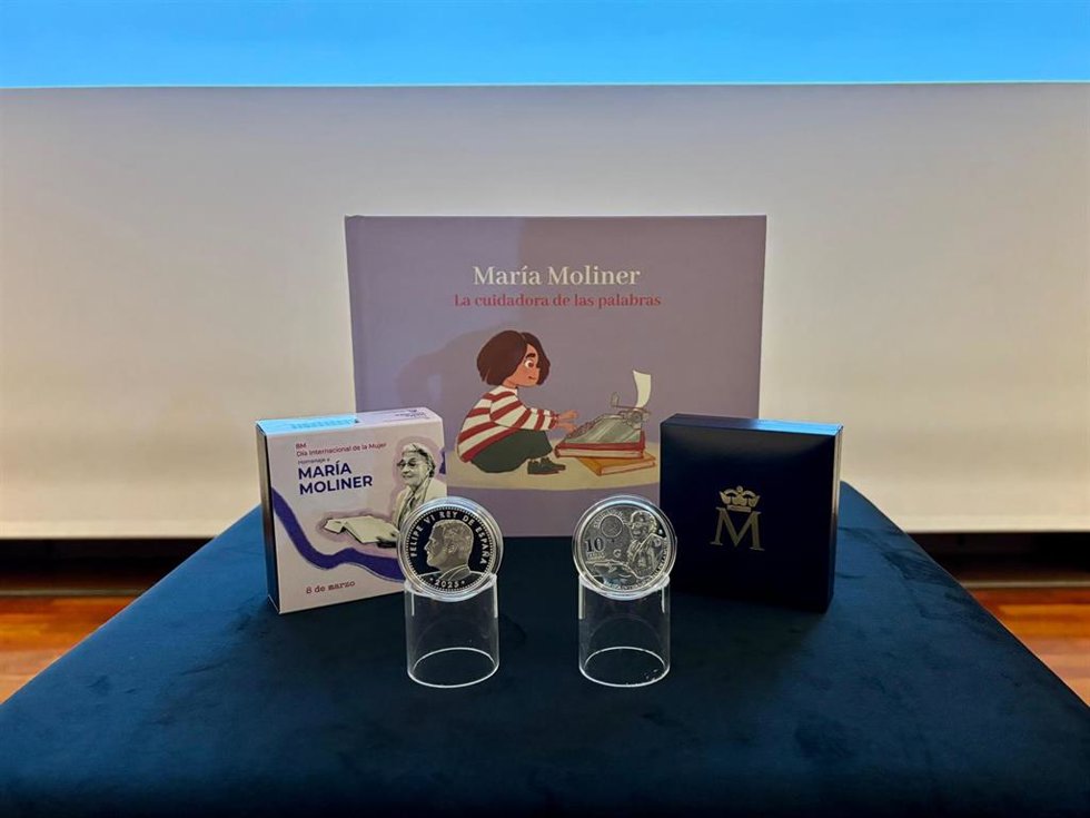 La Biblioteca Nacional de España y la Fábrica Nacional de Moneda y Timbre Real Casa de la Moneda (FNMT-RCM) han homenajeado la figura de María Moliner en el 125 aniversario de su nacimiento con una moneda de plata de la colección '8 de marzo'