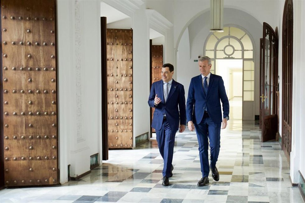El presidente de la Junta de Andalucía, Juanma Moreno (i), y el de la Xunta de Galicia, Alfonso Rueda (d), al inicio de la reunión. A 18 de marzo de 2025, en Sevilla (Andalucía, España). El presidente de la Junta de Andalucía, Juanma Moreno, y el de la 