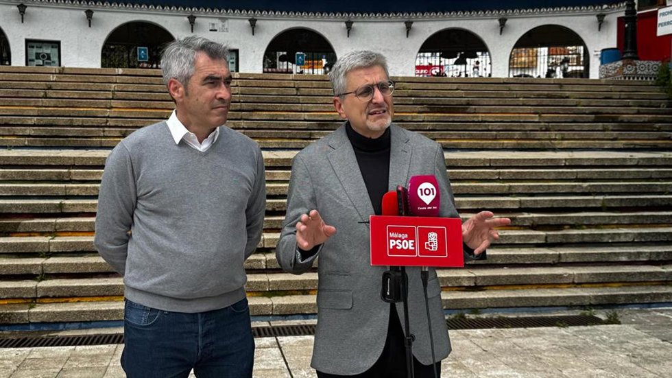 El secretario general del PSOE de Málaga, Josele Aguilar, y el de Benalmádena, Victor Navas, en rueda de prensa en Tivol