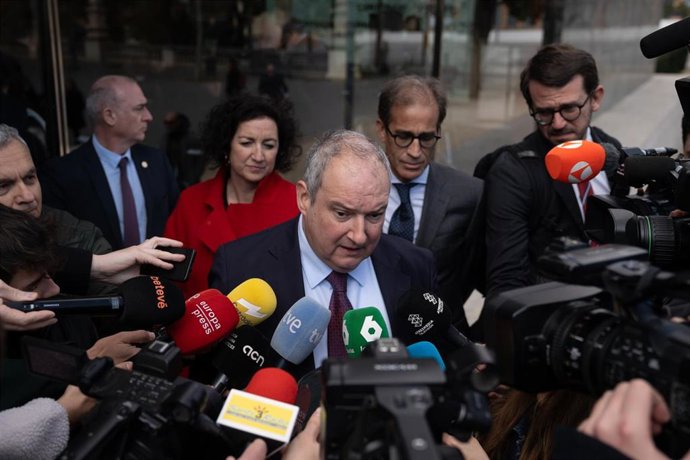 El ministro de Industria y Turismo, Jordi Hereu, atiende a los medios.