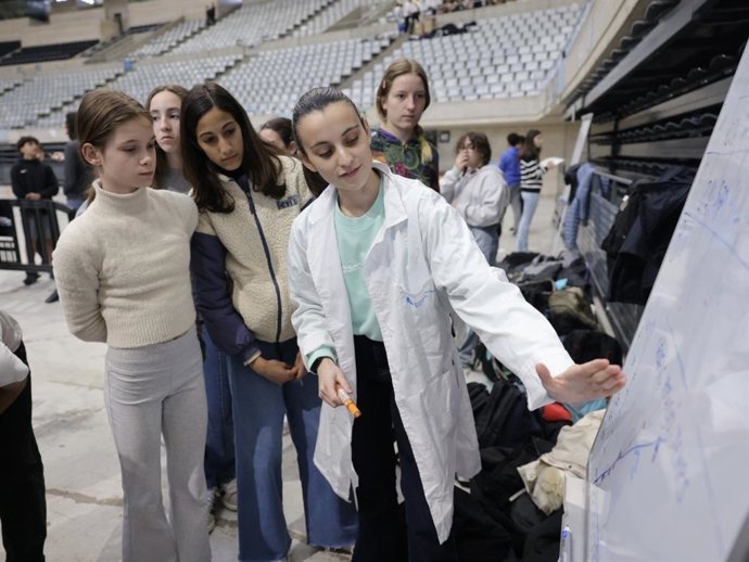 Una tutora dinamiza una actividad junto a adolescentes en el marco de la jornada STEAM del Palau Sant Jordi de Barcelona.