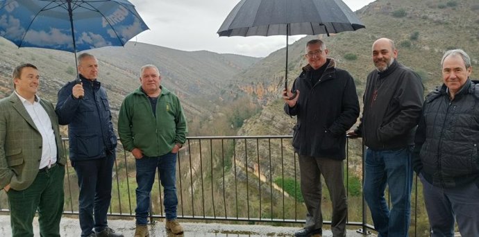 Manuel Blasco y Luis Estaún, junto al alcalde de Nuévalos y parte del equipo municipal, desde un mirador desde el que se contemplan parte de los trabajos.