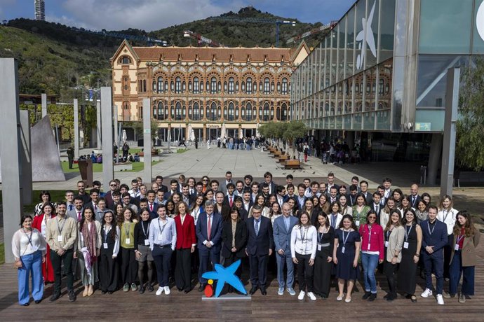Foto de familia de los becarios en el CosmoCaixa de Barcelona.