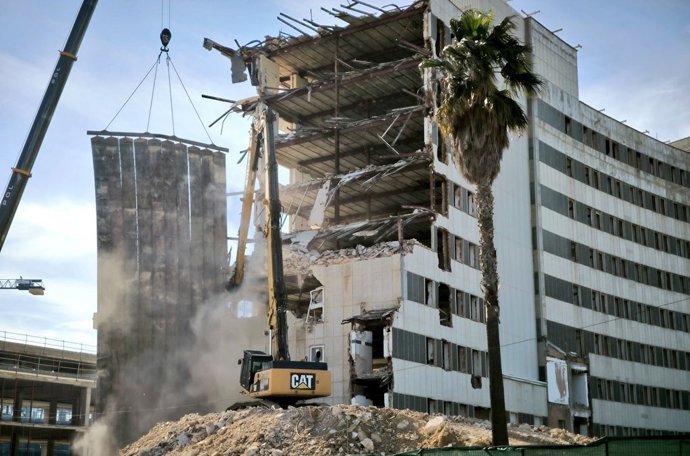 Comienzo del derribo del edificio semicricular de Son Dureta.