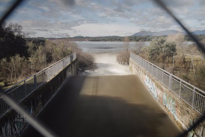 Vista del embalse de Valmayor, a 12 de marzo de 2025, en Valdemorillo, Madrid (España). El canal de Isabel II está desembalsando agua de once de las trece presas que gestiona en la Comunidad de Madrid para regular las crecidas, una medida con el fin de ga