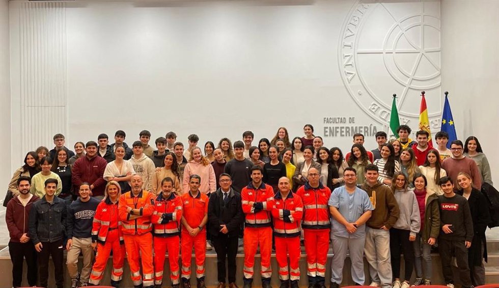 Foto de familia de la formación del 061 a los alumnos del Grado de Medicina de la Universidad de Huelva.