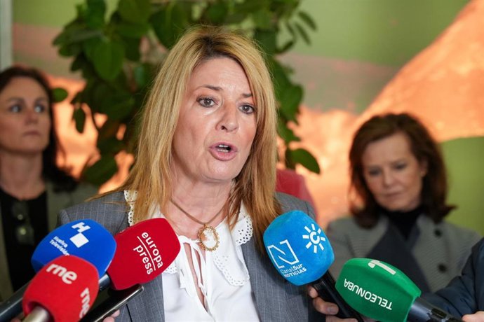 La alcaldesa de Huelva, Pilar Miranda atiende a los medios antes de la visita a la empresa Atlantic Copper.