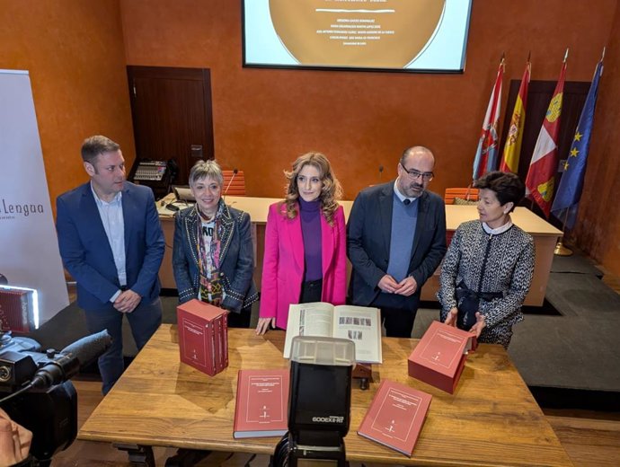 La viceconsejera de Acción Cultural de la Junta de Castilla y León durante la presentación de ‘El Tumbo de San Pedro de Montes: Un cartulario doble’.