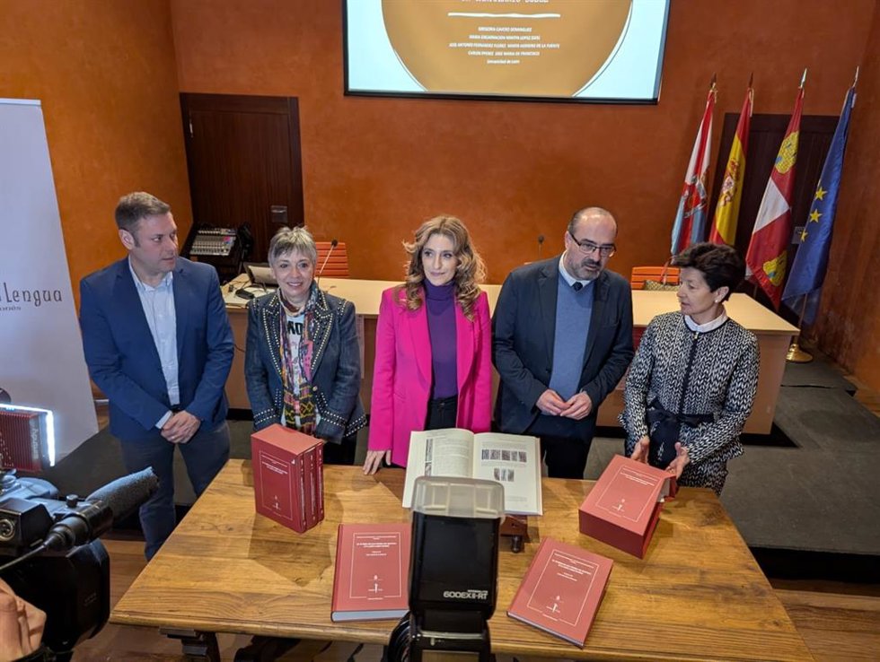 La viceconsejera de Acción Cultural de la Junta de Castilla y León durante la presentación de El Tumbo de San Pedro de Montes: Un cartulario doble.