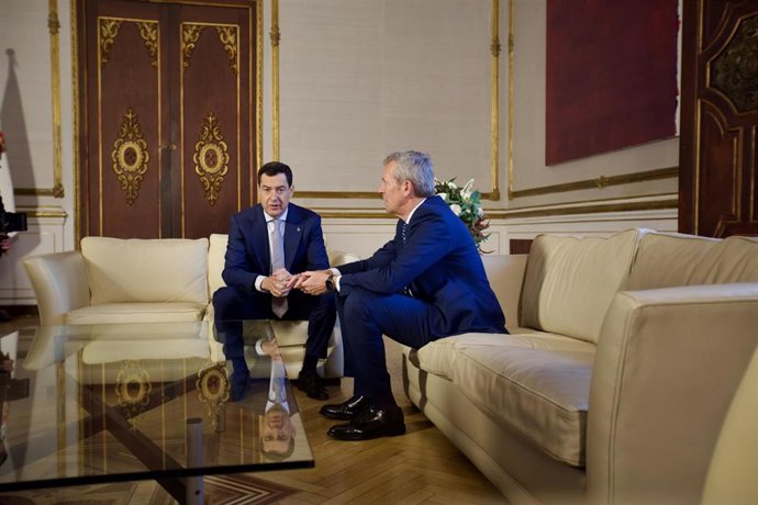 El presidente de la Junta de Andalucía, Juanma Moreno, y el de la Xunta de Galicia, Alfonso Rueda, este martes durante su reunión en Sevilla.