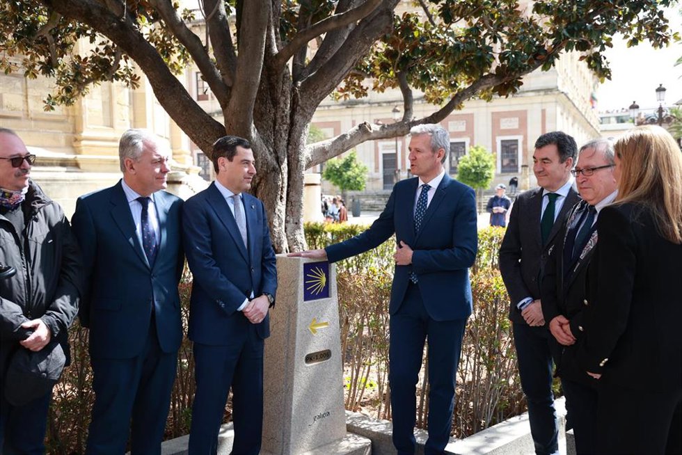 El presidente de la Junta de Andalucía, Juanma Moreno (2i), el de la Xunta de Galicia, Alfonso Rueda (3d), y el alcalde de Sevilla, José Luis Sanz (1i), inauguran un monolito del Camino de Santiago. A 18 de marzo de 2025, en Sevilla (Andalucía, España).