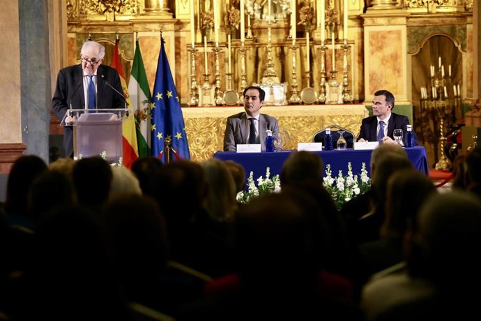 El presidente del Tribunal Constitucional, Cándido Conde-Pumpido (i); junto al consejero de Justicia; José Antonio Nieto (c), y el alcalde de Cádiz , Bruno García (d). A 18 de marzo de 2025, en Cádiz (Andalucía, España). 