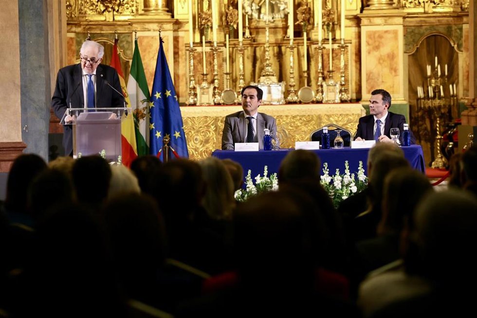 El presidente del Tribunal Constitucional, Cándido Conde-Pumpido (i); junto al consejero de Justicia; José Antonio Nieto (c), y el alcalde de Cádiz , Bruno García (d). A 18 de marzo de 2025, en Cádiz (Andalucía, España).