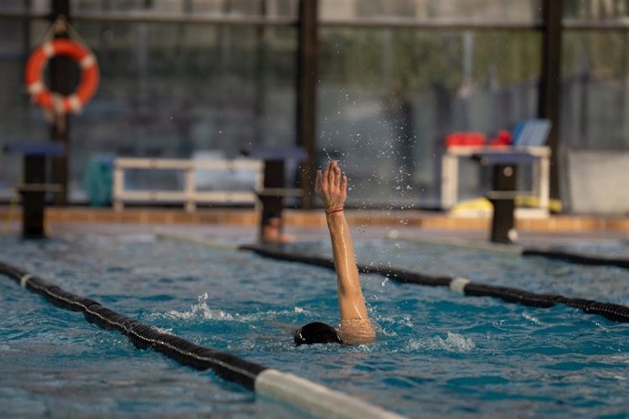 Archivo - Imatge d'arxiu d'una persona en una piscina