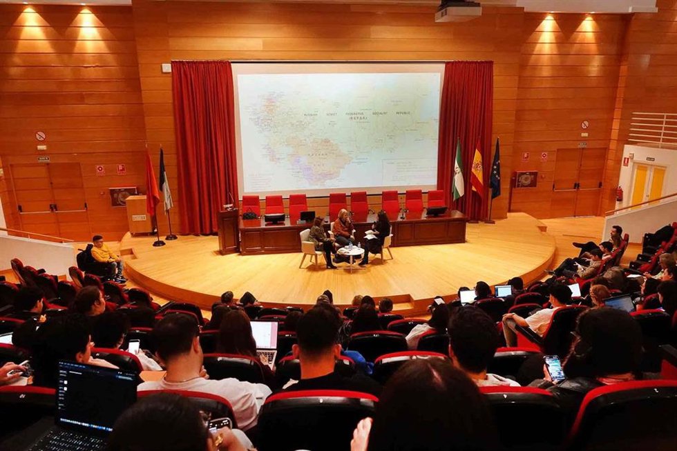 La periodista Pilar Bonet ha protagoizado una charla en la Facultad de Derecho de la Universidad de Málaga (UMA) sobre el nuevo orden mundial, marco en el cual también ha presentado su último libro 'Náufragos del imperio'.